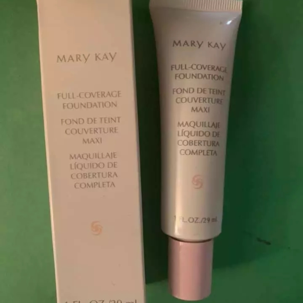 Mary Kay Full-Coverage Foundation Beige 302